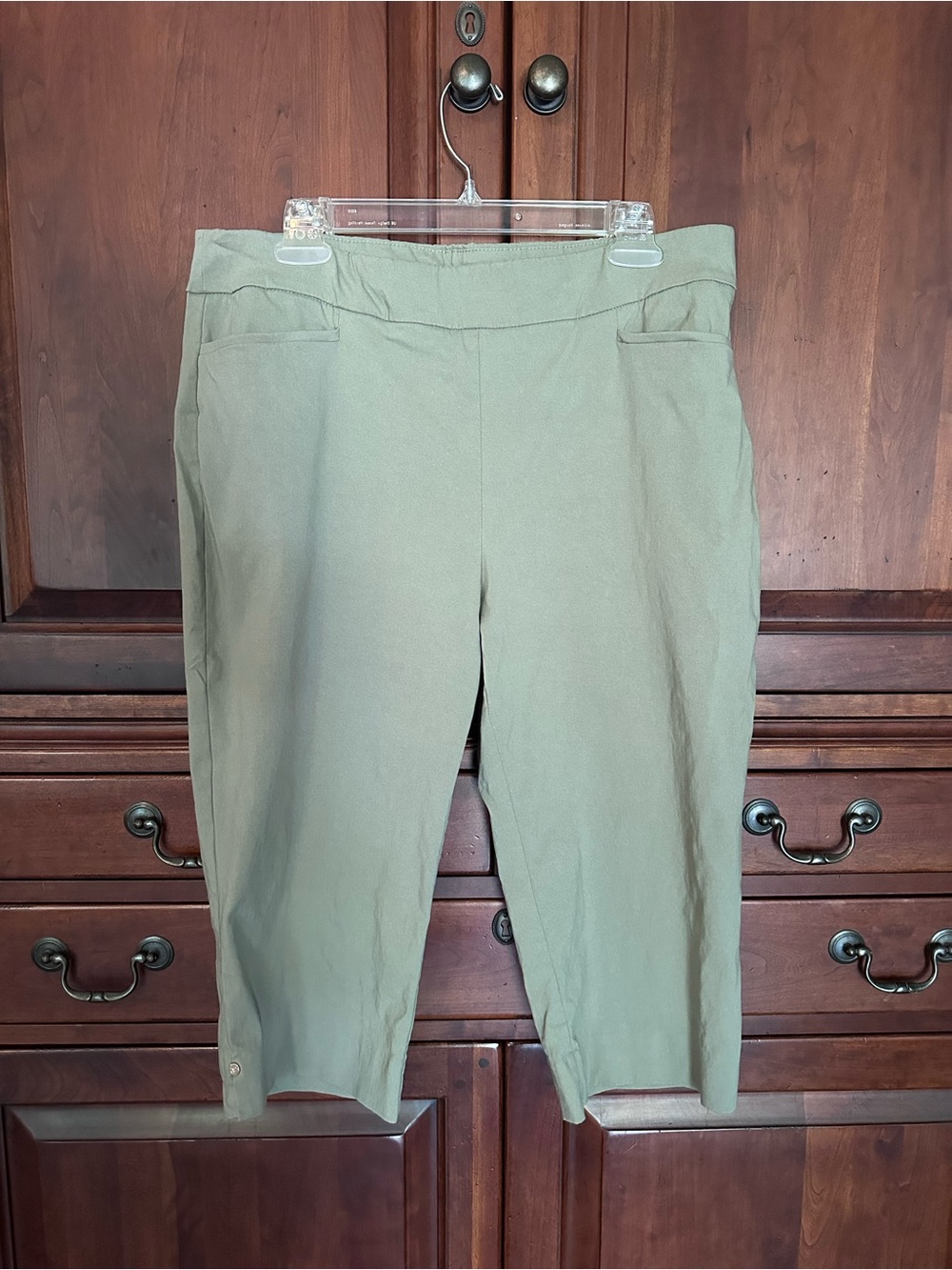 Chico's Olive Green Cropped Pull-On Capris size 2R (14)
